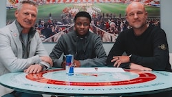 Aboubacar Camara (M.) mit den Geschäftsführern Stephan Reiter (li.) und Rouven Schröder. (Bild: FC Red Bull Salzburg)