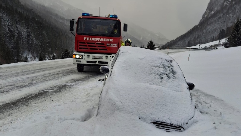 The powder snow slowed the car down (Bild: Freiwillige Feuerwehr Tweng)