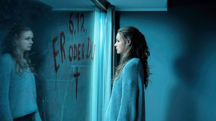 Der Serienmörder hat Klara (Luise Heyer) eine Nachricht geschrieben.