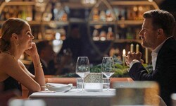 Von einem Moment auf den anderen kann Klaras Ehemann von der eleganten Dinnerbegleitung zum ...