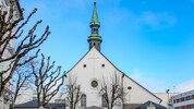 Am Ende der Bahnhofsstraße in Klagenfurt erhebt sich die Kapuzinerkirche.