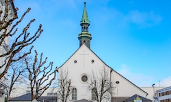 Am Ende der Bahnhofsstraße in Klagenfurt erhebt sich die Kapuzinerkirche.