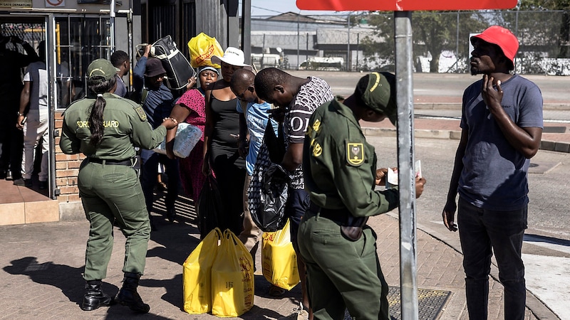 Migranten an der südafrikanisch-simbabwischen Grenze (Bild: APA/AFP/MARCO LONGARI)