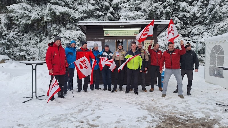 The fan club from Eben with Noah Kallan (center). (Bild: zVg)