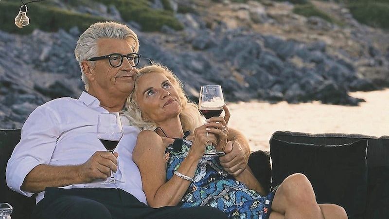 Franz Stärk wird ab 26. Jänner bei RTL 18 neue Frauen über 60 kennenlernen und sich mit ihnen auf der Insel Kreta ein Gläschen genehmigen. (Bild: Foto: RTL)