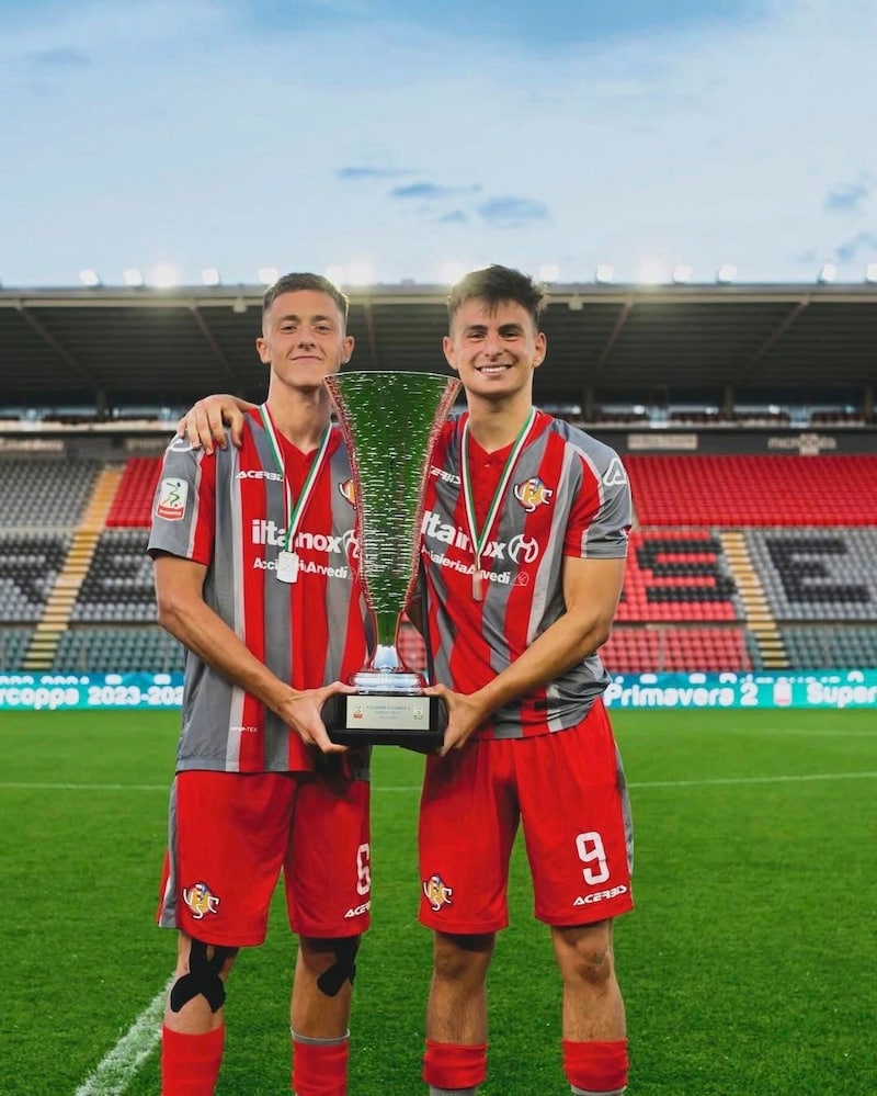 David Stückler (re.) holte mit der U20 von Cremonese den Titel in der Primavera II. (Bild: zVg)