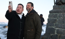 Donald Trump Jr. macht mit einem Grönländer ein Selfie.