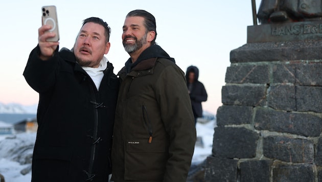 Donald Trump Jr. takes a selfie with a Greenlander. (Bild: AFP/Emil Stach)