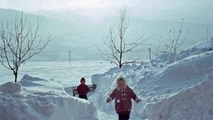 Kinder zwischen Schneemassen in Vomp in Tirol. (Bild: Chronik Vomp)