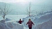 Kinder zwischen Schneemassen in Vomp in Tirol.