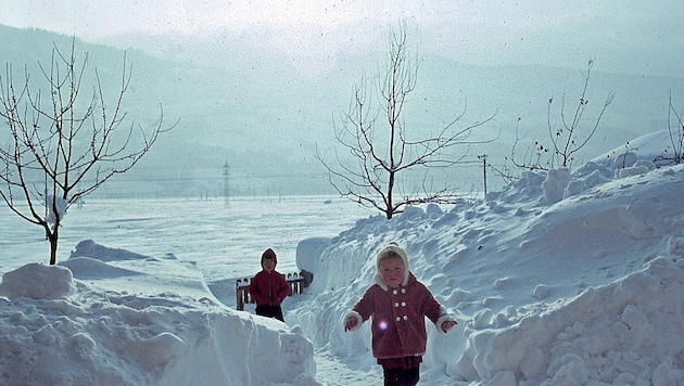 Kinder zwischen Schneemassen in Vomp in Tirol. (Bild: Chronik Vomp)