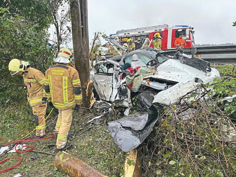 Auch bei diesem verheerenden Verkehrsunfall in Langkampfen disponierte die Leitstelle die Einsatzkräfte. (Bild: ZOOM Tirol/zoom.tirol)