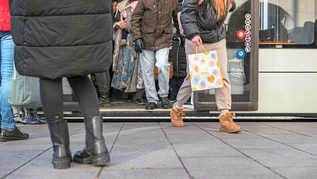 In einer Bim der Linie 4 kam es am Donnerstagnachmittag bei einer Kontrolle zur Eskalation (Bild: Juergen Fuchs)