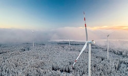 Gerade im Winter können Windkraftanlagen eine gute Ergänzung bei der Stromproduktion sein.