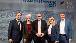 Bundesobmann Andreas Babler, „Hausherrin“ Ulrike Schachner, GVV-Präsident Andreas Kollross, Landesrätin Ulrike Königsberger-Ludwig und NÖ-SPÖ-Parteichef Sven Hergovich. (Bild: Molnar Attila/Attila Molnar)