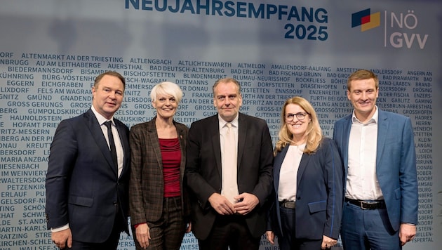 Federal Chairman Andreas Babler, "hostess" Ulrike Schachner, GVV President Andreas Kollross, Provincial Councillor Ulrike Königsberger-Ludwig and Lower Austrian SPÖ Party Leader Sven Hergovich. (Bild: Molnar Attila/Attila Molnar)