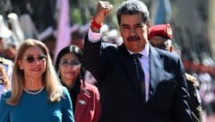 Venezuelas Präsident Nicolas Maduro (rechts) in Begleitung der First Lady Cilia Flores (Bild: APA/AFP/Federico PARRA)