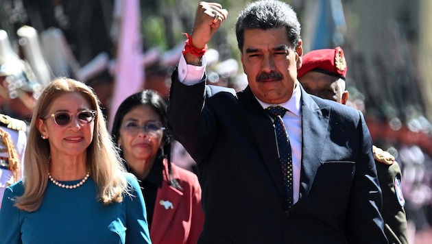 Venezuelas Präsident Nicolas Maduro (rechts) in Begleitung der First Lady Cilia Flores (Bild: APA/AFP/Federico PARRA)