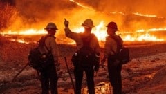 Die Feuerwehr in Los Angeles hat weiter mit mehreren großen Brandherden zu kämpfen. (Bild: AP/Ethan Swope)