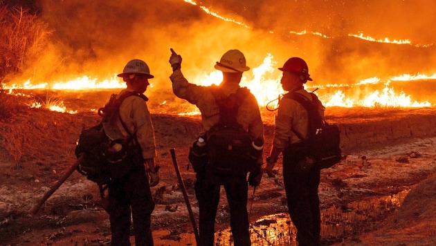 Die Feuerwehr in Los Angeles hat weiter mit mehreren großen Brandherden zu kämpfen. (Bild: AP ( via APA) Austria Presse Agentur/Ethan Swope)