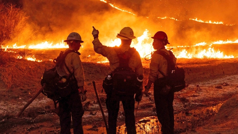 Der Kampf gegen die Flammen dauert an. (Bild: AP ( via APA) Austria Presse Agentur/Ethan Swope)