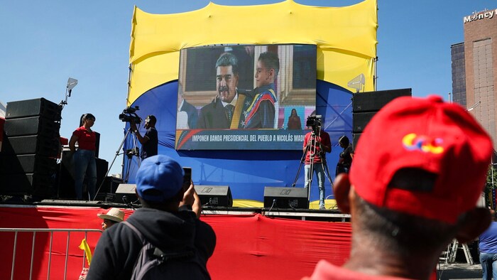 Maduros Amtseinführung wurde auf einem riesigen Bildschirm in Caracas übertragen.