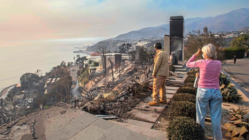 In Pacific Palisades stehen die Menschen fassungslos vor den Trümmern ihrer verbrannten Häuser. Allein in dieser Gegend haben die Brände mehr als 7600 Hektar und 2000 Gebäude zerstört. Fünf Menschen kamen ums Leben. (Bild: AFP/Apu Gomes)