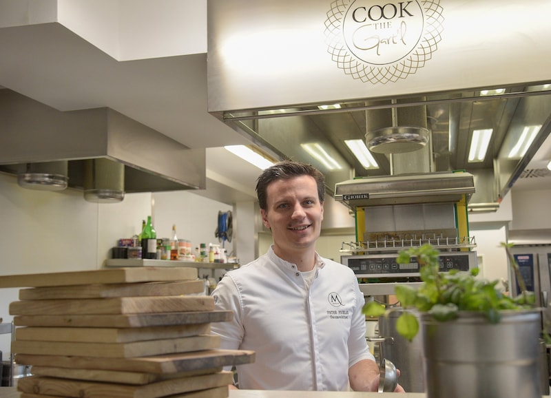 Haubenkoch Peter Pichler lernte sein Handwerk in namhaften Restaurants wie Taubenkobel, Vila Joya in Portugal oder Gidleigh Park in England  .  (Bild: Doris_SEEBACHER)