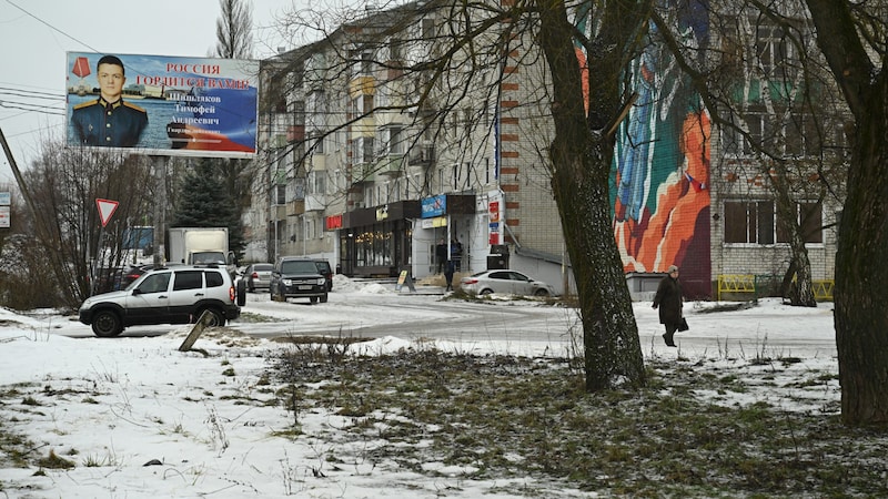 The war is being promoted everywhere in Russia - including in the city of Petushki in the Vladimir region, around 115 kilometers east of Moscow. (Bild: APA/AFP/Natalia KOLESNIKOVA)