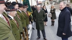 Prangerschützen, Musik und Feuerwehr marschierten in Michaelbeuern für die Landeshauptleute Haslauer und Stelzer auf. (Bild: Tschepp Markus)