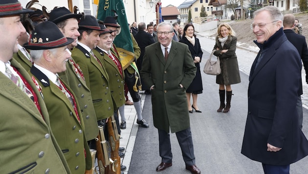 Prangerschützen, Musik und Feuerwehr marschierten in Michaelbeuern für die Landeshauptleute Haslauer und Stelzer auf. (Bild: Tschepp Markus)