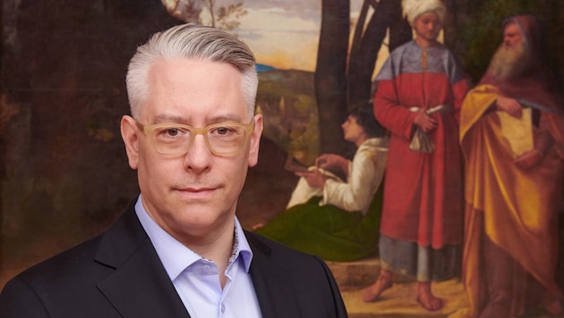 Der neue Direktor Jonathan Fine wünscht sich drei programmatische Säulen fürs KHM und posiert vor Giorgiones „Drei Philosophen“. (Bild: KHM-Museumsverband)