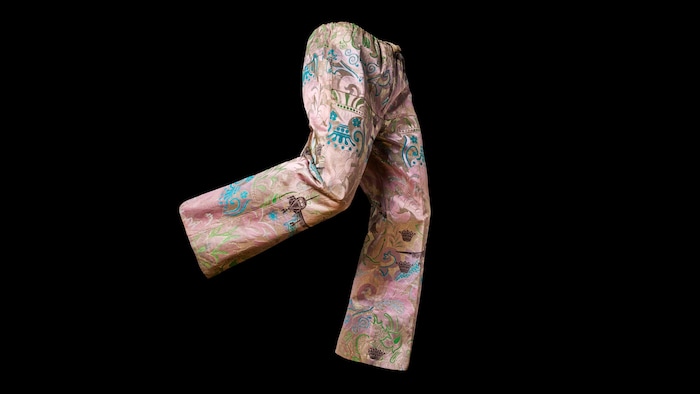 Wer hat im KHM die Hosen an? Das Weltmuseum zeigt bunte Exemplare wie diese „Hose sokoto“ aus ...