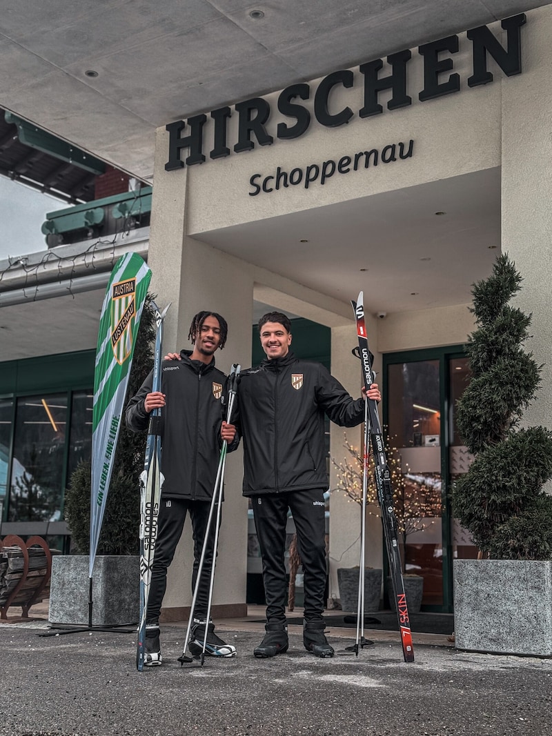 Abdellah Baallal und Stan Berkani vor der Residenz im hinteren Bregenzerwald. (Bild: Austria Lustenau)