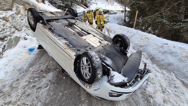 The car ended up on its roof. (Bild: zoom.tirol)