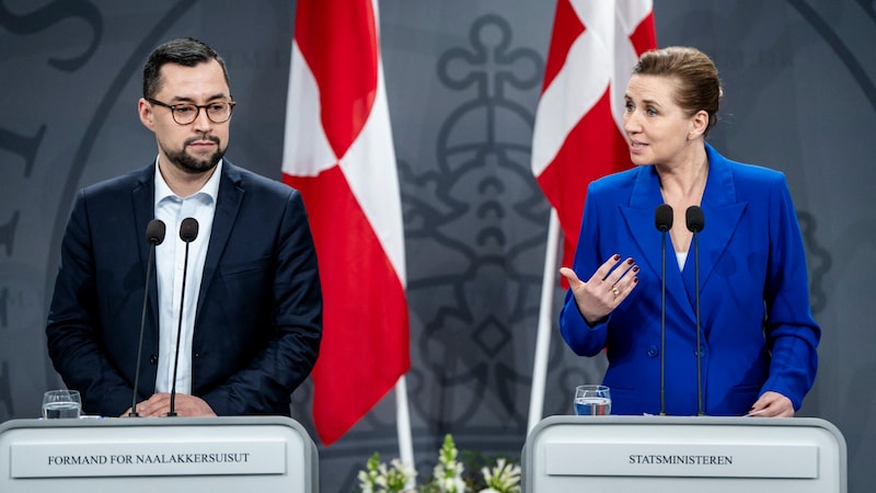 Grönlands Regierungschef Múte B. Egede mit der dänischen Ministerpräsidentin Mette Frederiksen (Bild: APA/AFP/Ritzau Scanpix/Mads Claus Rasmussen)