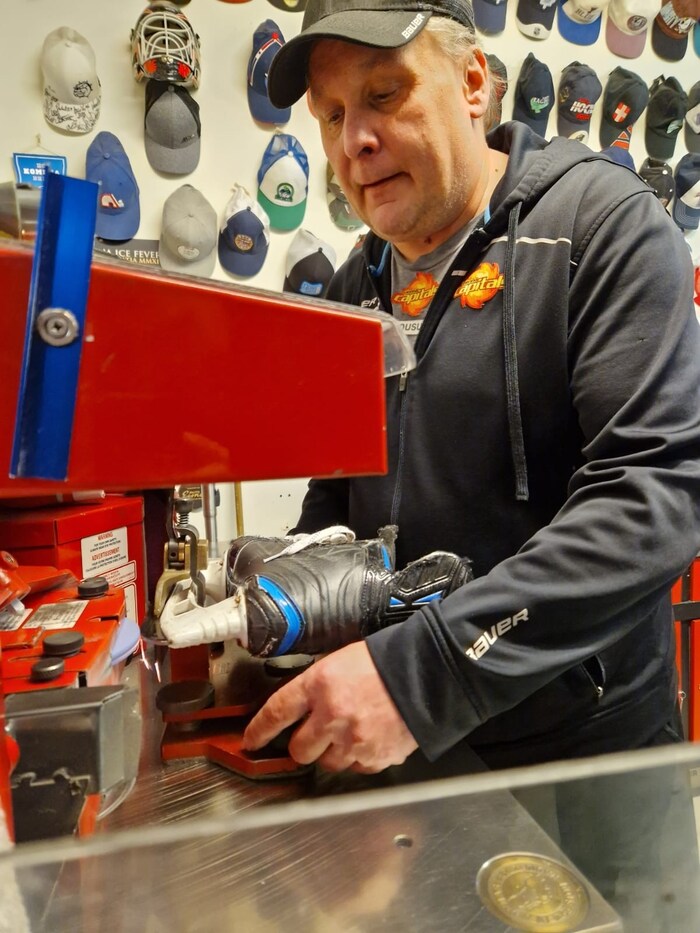 Tommy meticulously grinds the blades according to the players' wishes and preferences.