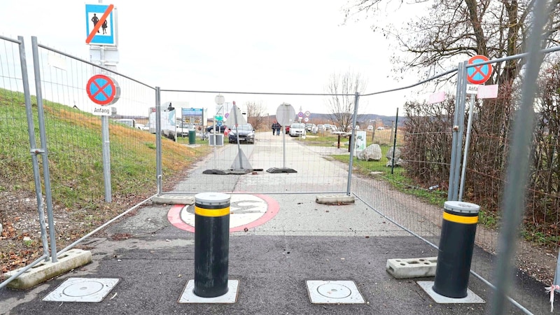 Due to the ongoing proceedings, the renovation of the bollards damaged by hooligans has been interrupted for the time being. (Bild: Reinhard Judt)