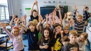 Die Kinder, hier Schülerinnen und Schüler der Wiener Volksschule in der Prandgaugasse, lieben ...
