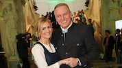 Landeshauptmann Mario Kunasek ist mit seiner Frau Sabrina vor Ort.