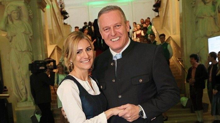 Landeshauptmann Mario Kunasek ist mit seiner Frau Sabrina vor Ort.