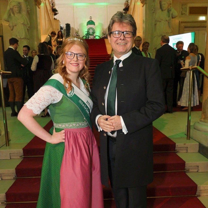 Outgoing Minister of Education Martin Polaschek Flower Princess Anna-Sophie Karelly (Bild: Tuma Alexander/Starpix/ Alexander TUMA)