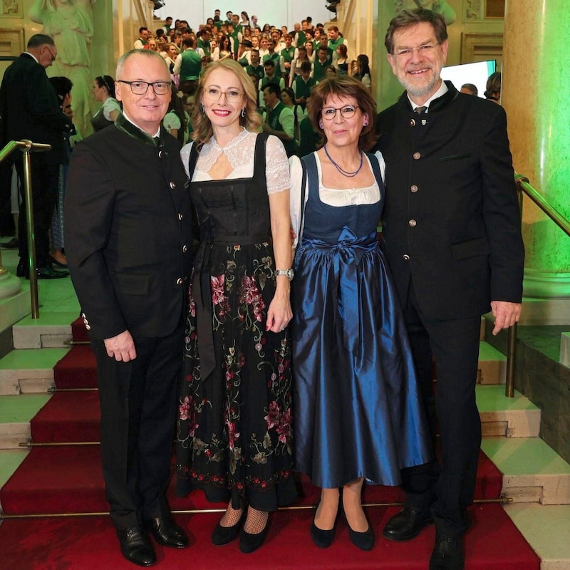 "Krone" editor-in-chief Klaus Herrmann with his wife Karin and organizer Andreas Zakostelsky with Gerda Edegger (Bild: Tuma Alexander/Starpix/ Alexander TUMA)