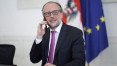 Alexander Schallenberg (ÖVP) führte am Freitag bereits ein Telefonat in seiner Funktion als Übergangskanzler. (Bild: APA/Bundeskanzleramt/Andy Wenzel)