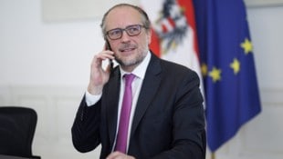 Alexander Schallenberg (ÖVP) führte am Freitag bereits ein Telefonat in seiner Funktion als Übergangskanzler. (Bild: APA/Bundeskanzleramt/Andy Wenzel)