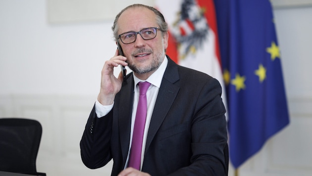 Alexander Schallenberg (ÖVP) führte am Freitag bereits ein Telefonat in seiner Funktion als Übergangskanzler. (Bild: APA/Bundeskanzleramt/Andy Wenzel)