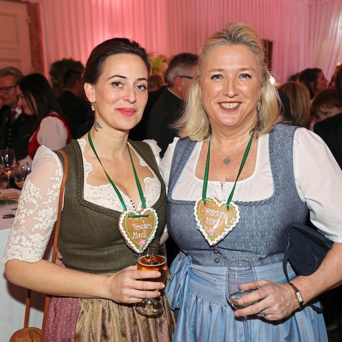 Die steirische Modedesignerin Lena Hoschek (links) und die britische Botschafterin Lindsay Skoll