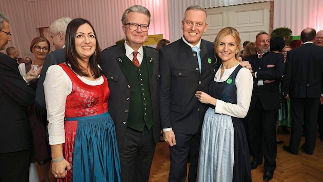 Governor Mario Kunasek with his wife Sabrina (right) and his predecessor Christopher Drexler with his wife Iris (Bild: Tuma Alexander/Starpix/ Alexander TUMA)