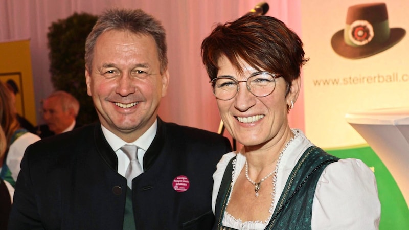 Chamber of Agriculture President Franz Titschenbacher with his wife Ulli in Ennstal festive costume (Bild: Jauschowetz Christian) Chamber of Agriculture President Franz Titschenbacher with his wife Ulli in Ennstal festive costume (Bild: Jauschowetz Christian)