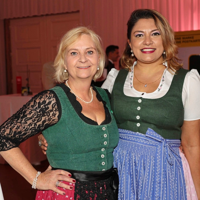 KPÖ party leader Claudia Klimt-Weithaler in second-hand fashion (left), next to her Graz local ...